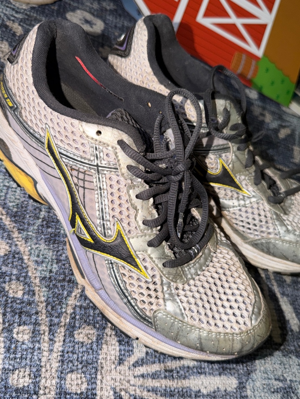 Mizuno White Running Shoes with Black & Yellow Accents